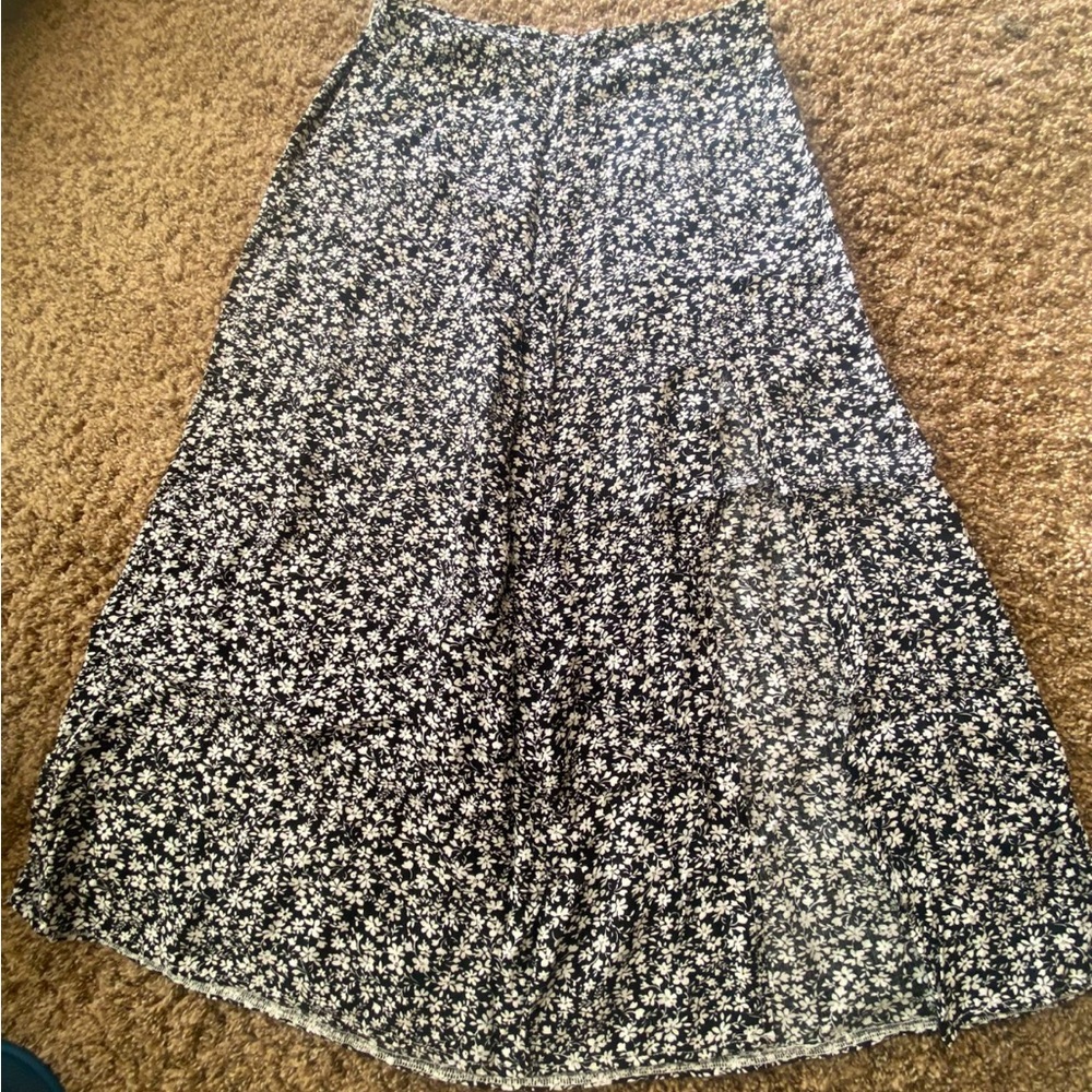 Flower black and white skirt